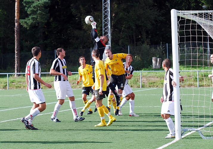 2010_0822_38.JPG - Juventus målvakt boxar undan bollen efter en hörna