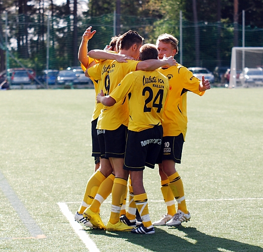 2010_0822_44.JPG - Mycket glada Södraspelare efter vändningen från underläge 3-1 till ledning 4-3