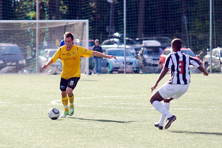2010_0822_45.JPG - Dennis Jansson gick ner och spelade på mittfältet  sista 20 min av matchen
