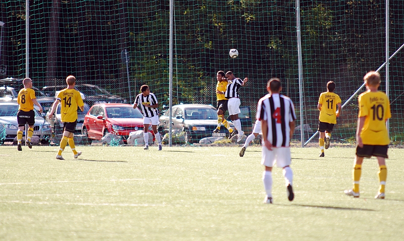 2010_0822_46.JPG - Jonas Hammarlund i nickduell med en Juventusspelare