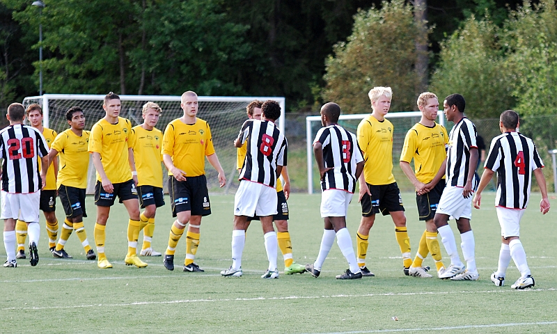 2010_0822_47.JPG - Spelarna tackar varandra efter matchen