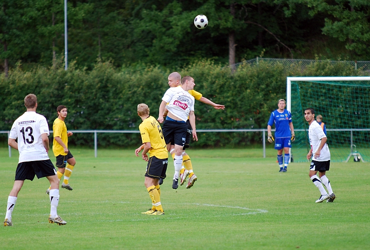 2010_0825_03.JPG - Gustav Gustavsson går upp i nickduell med en kolsvaspelare