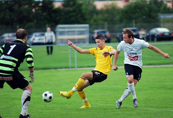 2010_0825_04.JPG - Miralem Malic är framme på ett inspel men bollen går utanför målet