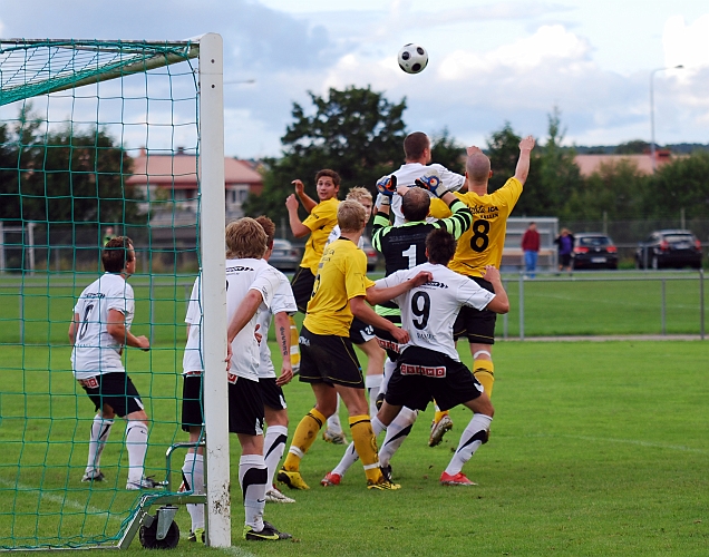2010_0825_05.JPG - Kolsva's målvakt går upp och kommer att boxa undan bollen