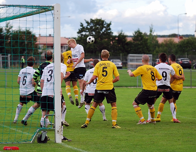 2010_0825_06.JPG - Södra's Niklas Larsson nickar ner bollen efter en hörna