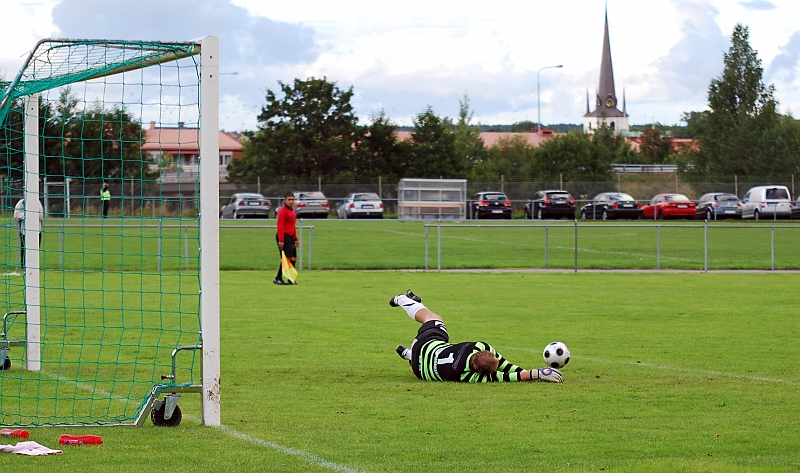 2010_0825_07.JPG - Kolsva's målvakt gör en bra räddning på ett skott utifrån