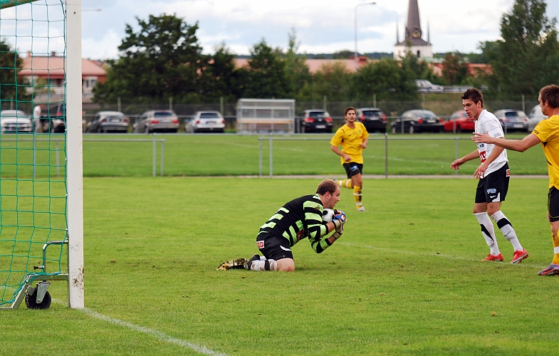 2010_0825_08.JPG - Kolsva's målvakt har bollen i ett fast grepp