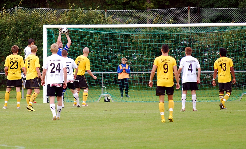 2010_0825_09.JPG - Södra's målvakt Fredrik Hagström plockar in bollen efter en frispark högt upp i plan