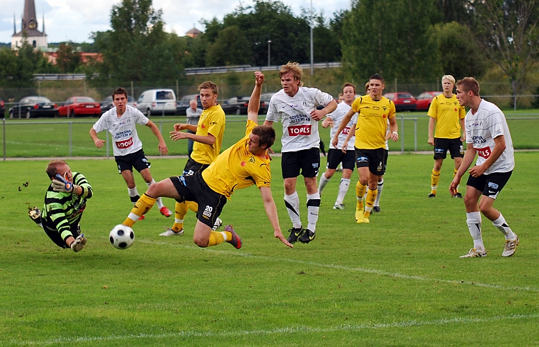 2010_0825_10.JPG - Dennis Jansson är nära att nå bollen men målvakten tar hand om bollen