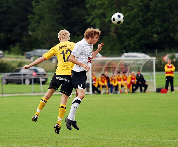 2010_0825_11.JPG - Martin Haglind i nickduell med en kolsvaförsvarare