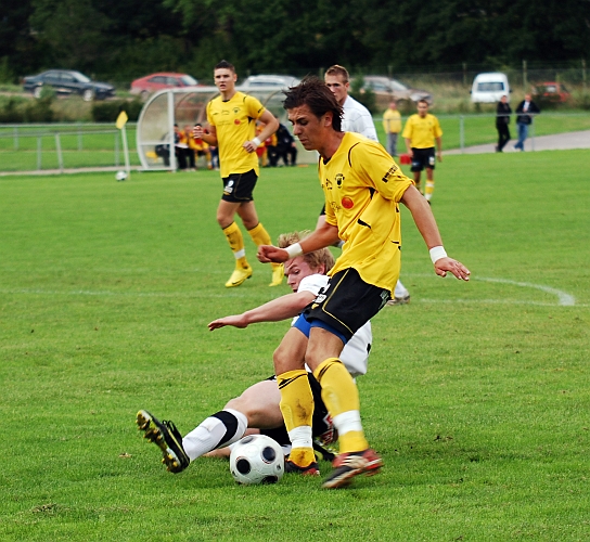 2010_0825_13.JPG - . . . . klarar glidtacklingen och spelar in bollen . . . .