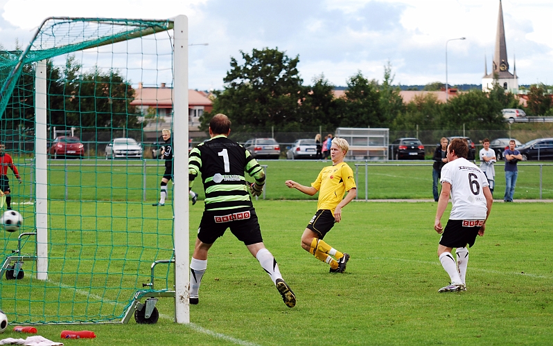2010_0825_14.JPG - . . . . till en fristående Martin Haglind som gör 1-0 till Södra.
