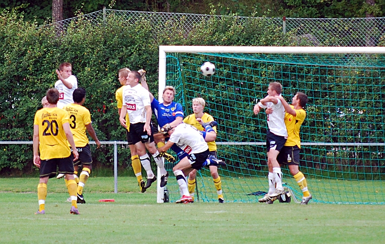 2010_0825_16.JPG - En kolsvachans efter en hörna, där bollen passerar längs med målet