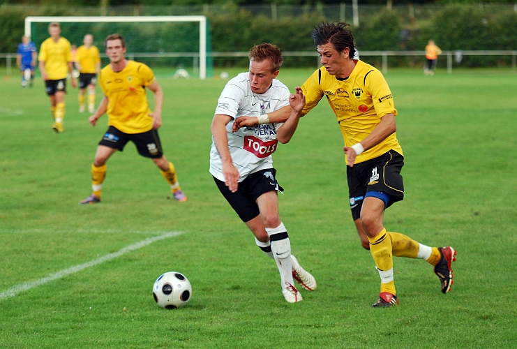 2010_0825_20.JPG - Rio Babovic i kamp om bollen med en kolsvaback