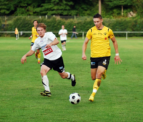 2010_0825_21.JPG - Miralem Malic rycker ifrån backen ner mot kortlinjen