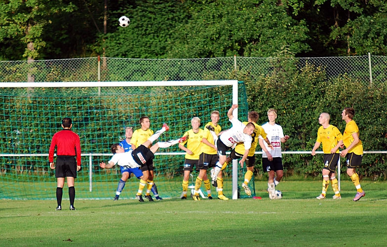 2010_0825_23.JPG - Kolsvaspelaren försöker med en konstspark efter en hörna