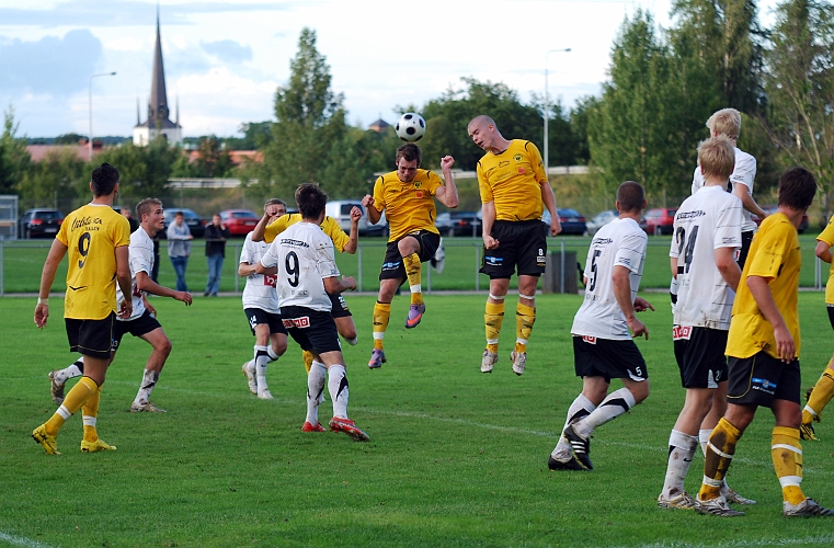 2010_0825_24.JPG - Gustav Gustavsson nickar bollen utanför målet