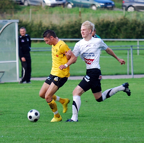 2010_0825_25.JPG - "Armkrok" är nog ända sättet att få stopp på Miralem malic, när han sätter fart