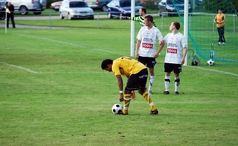 2010_0825_28.JPG - Frispark för Södra, Jonas Hammarlund lägger upp bollen . . . .