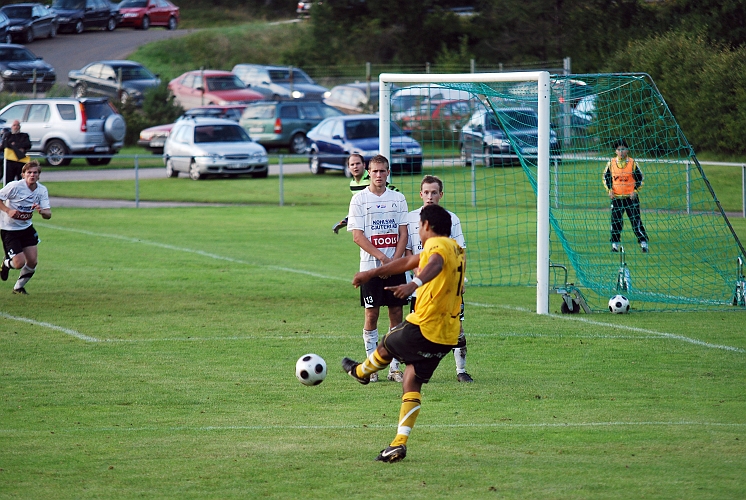 2010_0825_29.JPG - . . . . frisparken läggs och bollen är på väg . . . .