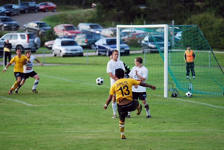 2010_0825_30.JPG - . . . . bollen skruvar sig förbi muren . . . .