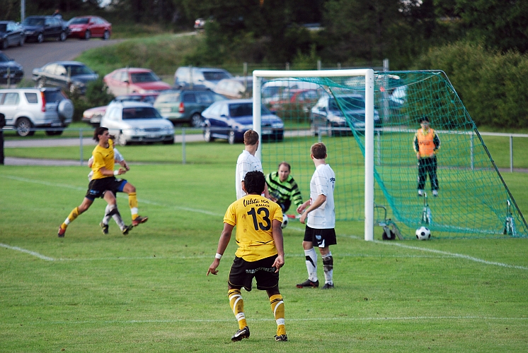 2010_0825_31.JPG - . . . . och in mot första stolpen . . . .