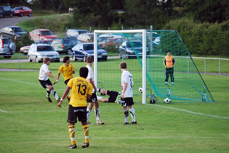 2010_0825_32.JPG - . . . . målvakten hinner inte fram på bollen . . . .