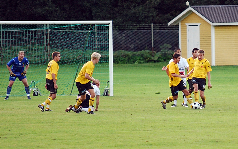 2010_0825_34.JPG - Södraförsvaret håller enkelt undan för kolsva's attacker