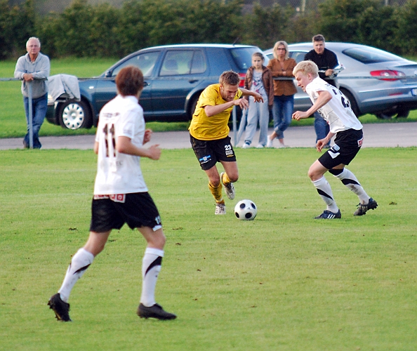 2010_0825_35.JPG - Samuel Hultqvist utmanar i straffområdet
