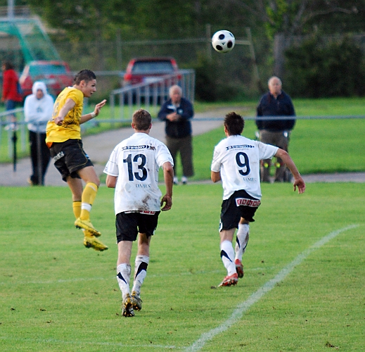 2010_0825_36.JPG - Miralem Malic går upp och nickar på ett inlägg