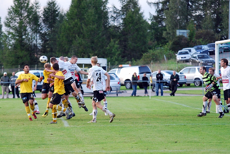 2010_0825_37.JPG - Kolsva's försvar nickar undan bollen efter en hörna