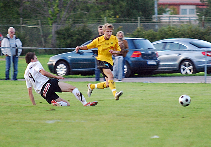 2010_0825_38.JPG - Dervis Grabus kom in i 2:a halvlek och här rullar han in 4-0 till Södra