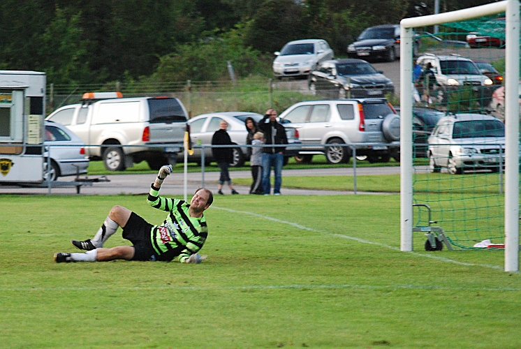 2010_0825_39.JPG - Kolsva's målvakt är chanslös när Arton Bekaj trycker in slutresultatet 5-0 till Södra