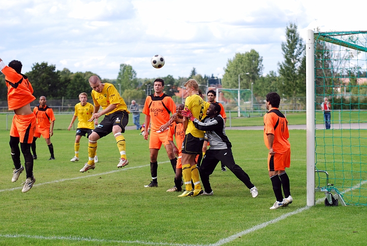 2010_0828_29.JPG - Hörna för Södra och Gustav Gustavsson går upp och nickar in bollen i mål, 3-0 till Södra