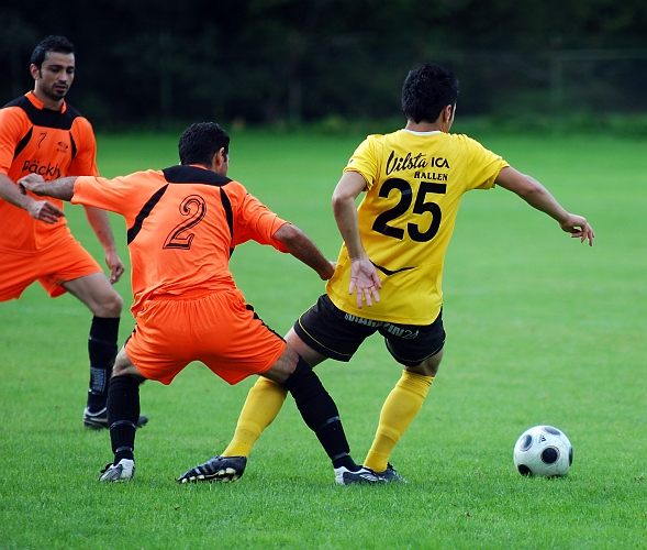 2010_0828_34.JPG - Mergim Bekaj vänder bort en Bäckbyspelare