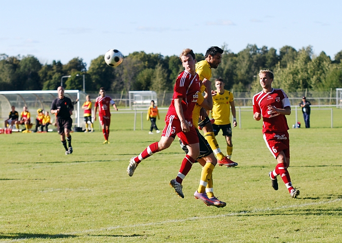 2010_0904_33.JPG - . . . . bollen passerar Arton Bekaj och en Salaspelare . . . .