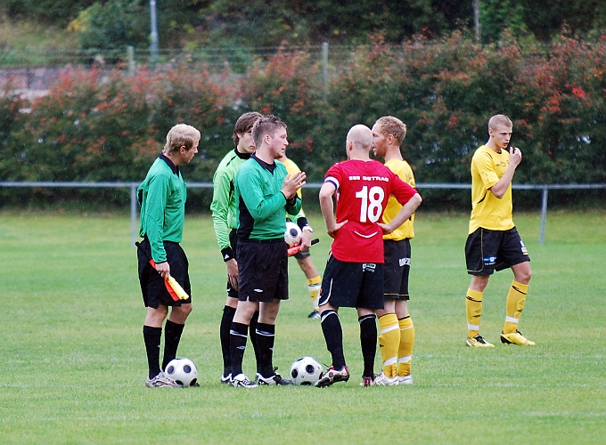 2010_0918_07.JPG - Lagkaptenerna pratar med domarna inför matchen