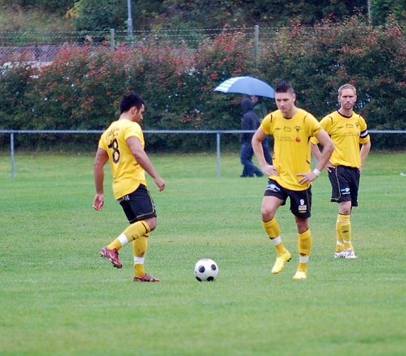 2010_0918_08.JPG - Södra har avsparken och matchen är igång