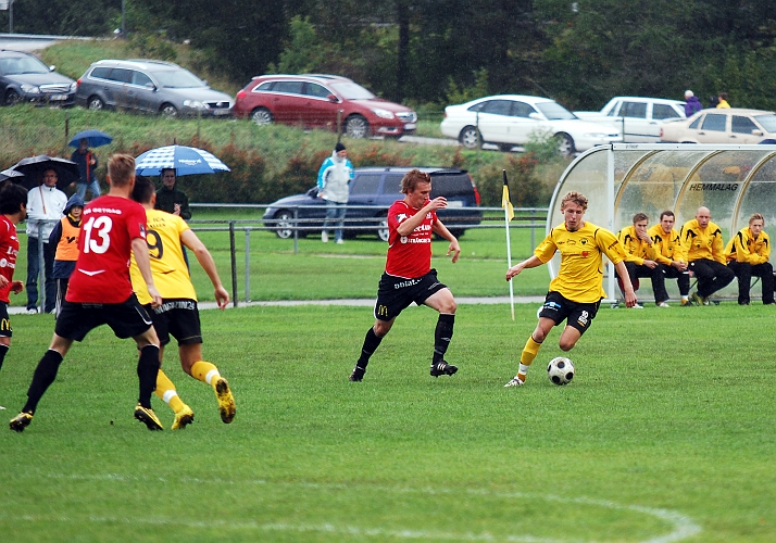 2010_0918_09.JPG - Dervis Grabus försöker att komma i läge en bit utanför straffområdet