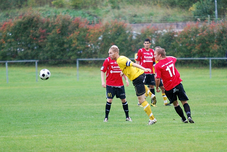 2010_0918_10.JPG - Mikael Wiker försöker få kontroll på bollen