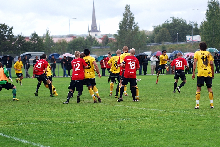 2010_0918_14.JPG - Jonas Hammarlund provar skottlyckan men bollen fastnar på en försvarare