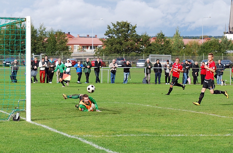 2010_0918_20.JPG - Arton Bekaj skjuter från distans och bollen strax utanför stolpen