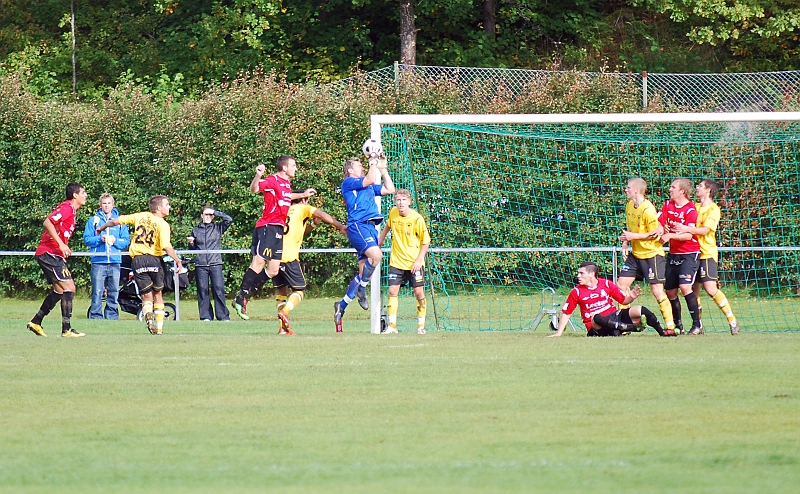 2010_0918_21.JPG - Fredrik Hagström plockar in bollen efter en hörna