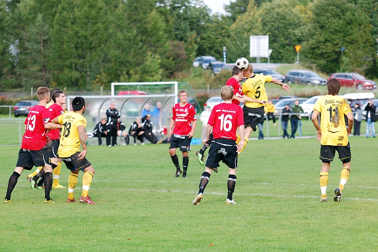 2010_0918_22.JPG - Filip Stjernfeldt är uppe och nickar bollen mot målet