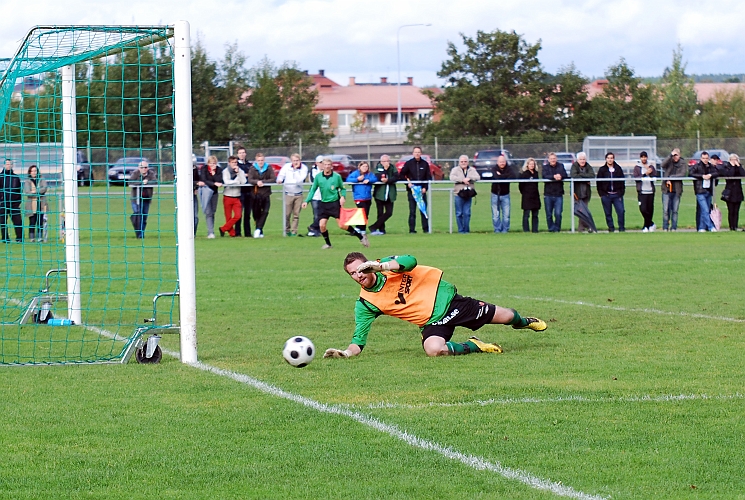2010_0918_23.JPG - Ett skott från distans som kungsörs målvakt täcker och släpper till inspark