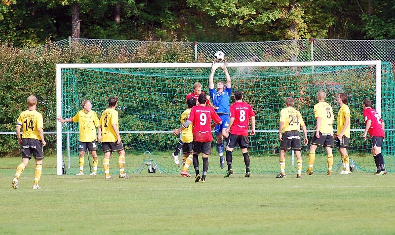 2010_0918_24.JPG - Fredrik Hagström sträcker ut och plockar in bollen i händerna