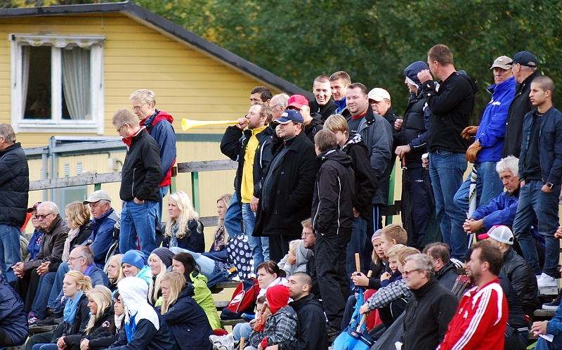 2010_0918_25.JPG - Ekbackens första vuvuzela blåsare