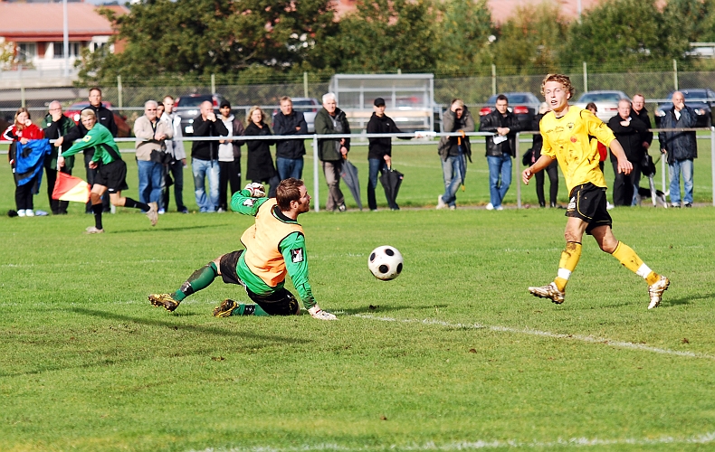 2010_0918_28.JPG - En bra chans till kvittering genom Dervis Grabus men bollen går stolpe ut