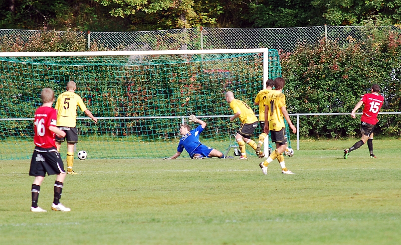 2010_0918_29.JPG - I anfallet efter gör Kungsör 0-2 genom nr.15 Paulo Sergio Soster