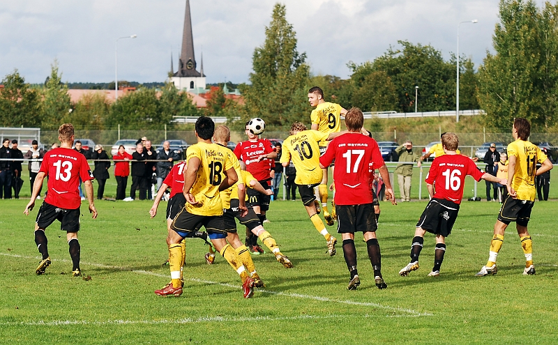 2010_0918_30.JPG - Flera Södraspelare försöker få träff på bollen och till slut går bollen mot Arton Bekaj . . . .